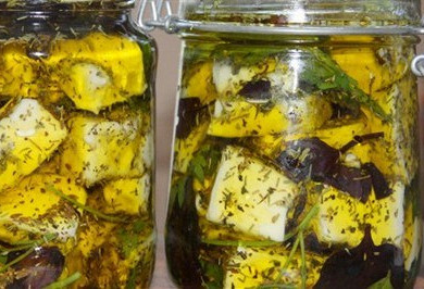 Основой этой закуски является маринованный сыр, который придает ей неповторимый вкус и аромат. Сыр можно выбрать любой - козий, овечий, камамбер или другой мягкий сыр с плесенью. Важно помнить, что сыр должен быть свежим и качественным, чтобы закуска получилась вкусной и аппетитной.